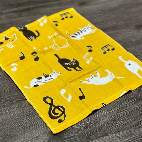 Kitten Cat Loves Music / Musical Face Towel ❘ Bath Towel ❘ Hand Towel (Yellow) - Picture 4 of 4